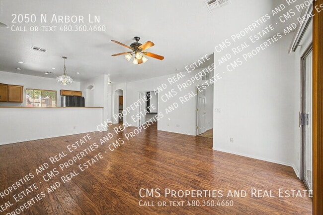 Foto del edificio - 2050 N Arbor Ln