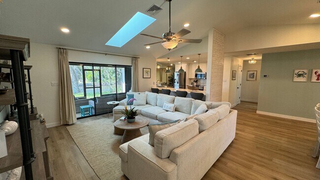 Foto del edificio - Turnkey Furnished Short Term Rental