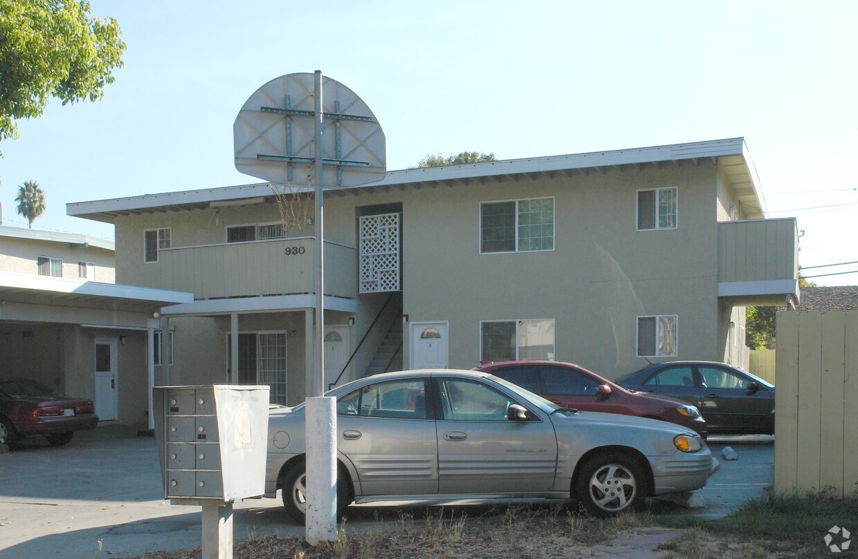 Primary Photo - 930 Ravenscourt Ave