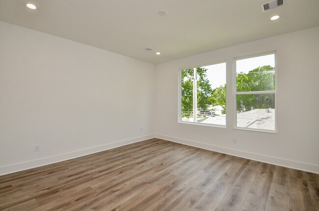 Foto del edificio - 7703 Inwood Grv Ln