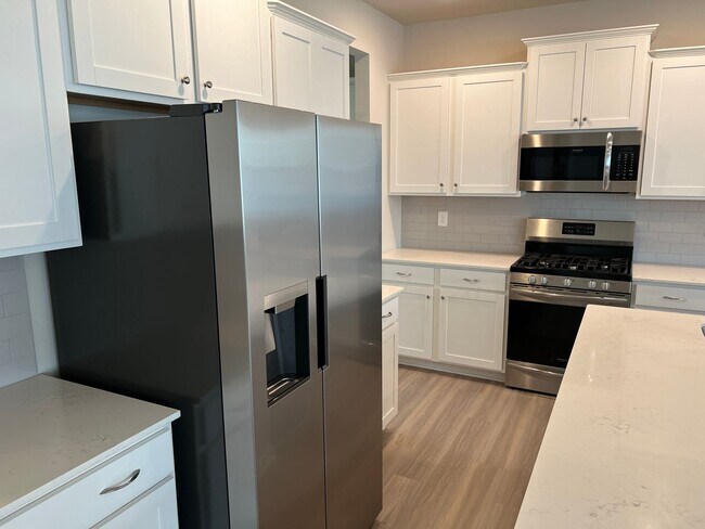 Building Photo - 4/2.5 Townhome Available Now!