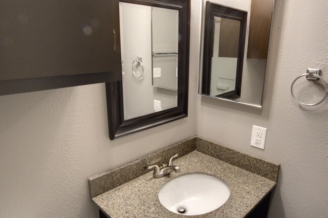 Building Photo - Oxford Oaks Apartments