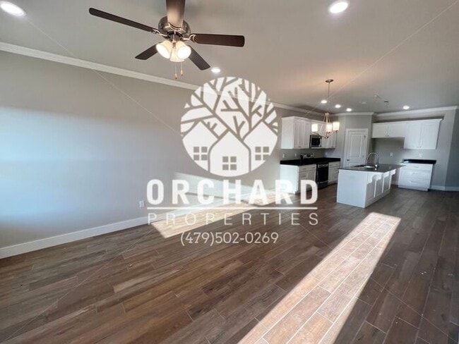 Building Photo - Garrison | Duplex in Siloam Springs!