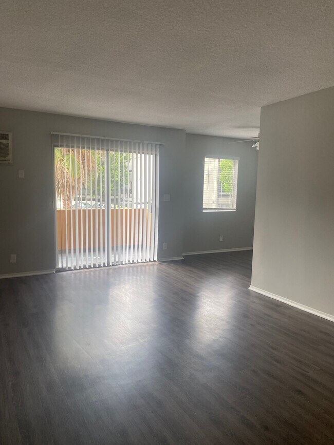 105 Livingroom - 4550 Overland Ave