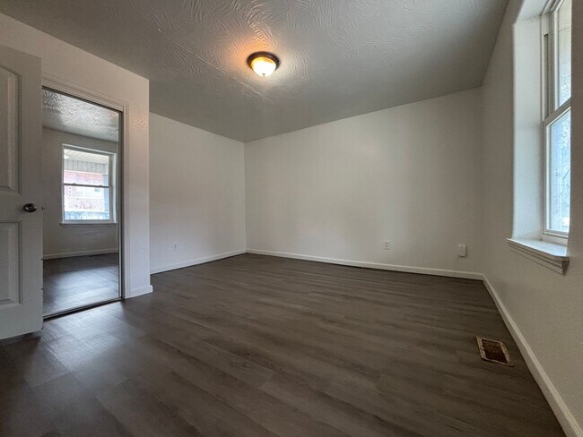 Building Photo - ** Available Now Large 3 Bedroom House on ...