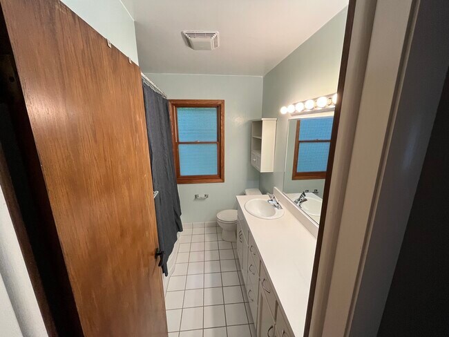 Main Full Bathroom - 3722 Shady Oak Rd