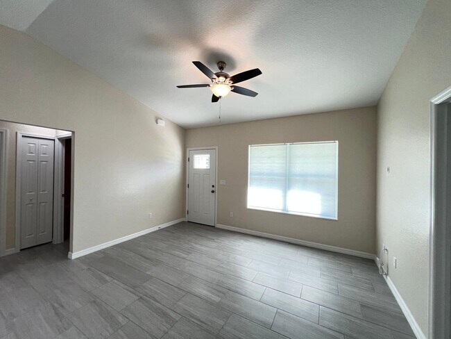 Foto del edificio - 3BD/2BA Stylish New Build with Granite Kitchen, Modern Finishes & Prime Location! WASHER & DRYER ...