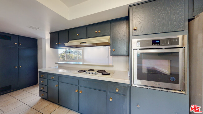 Building Photo - 9258 SWALLOW Dr