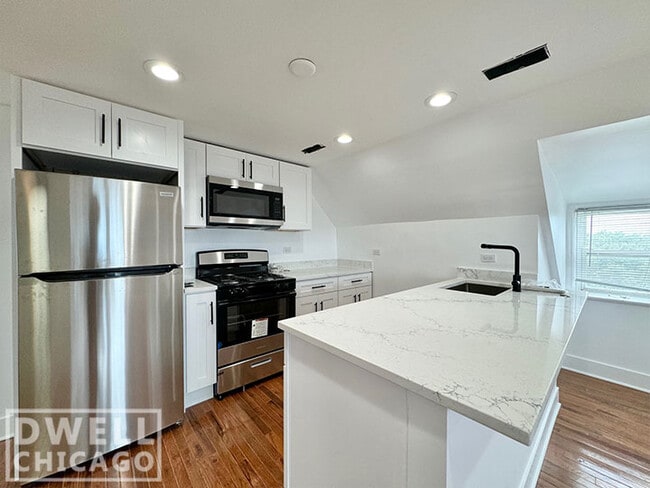 Building Photo - 1362 N Bosworth Ave