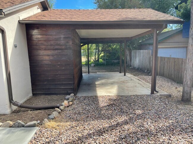 Estacionamiento cubierto - 809 Division St