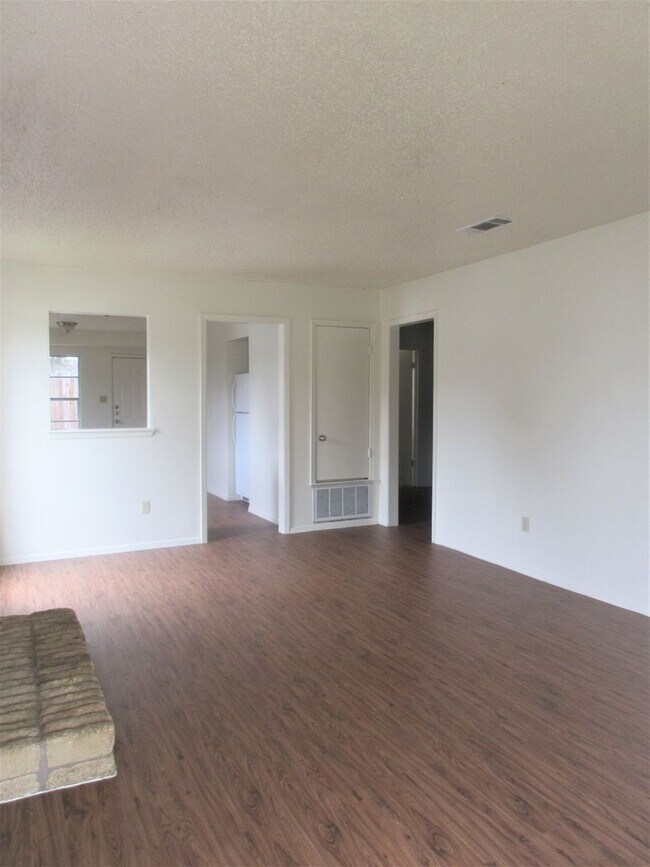 Foto del edificio - 6910 Millrace Dr