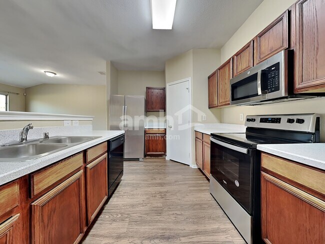 Foto del edificio - 101 Long Prairie Dr