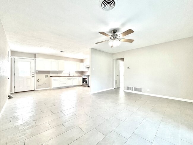 Building Photo - 2614 Denison St