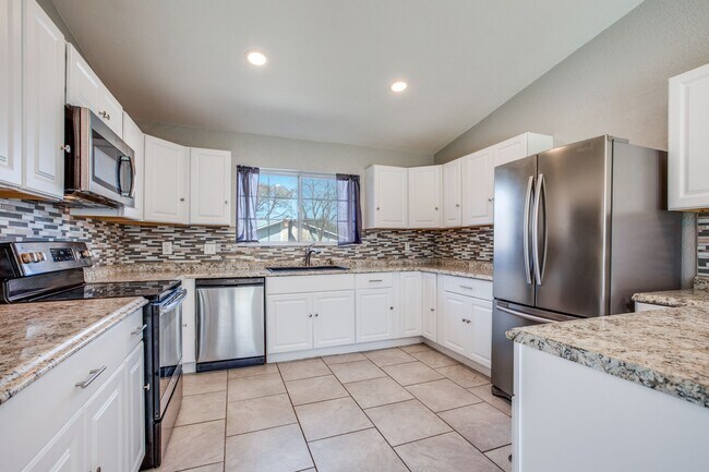 Foto del edificio - 3 Bedroom 2 Bath Lakeside Subdivision