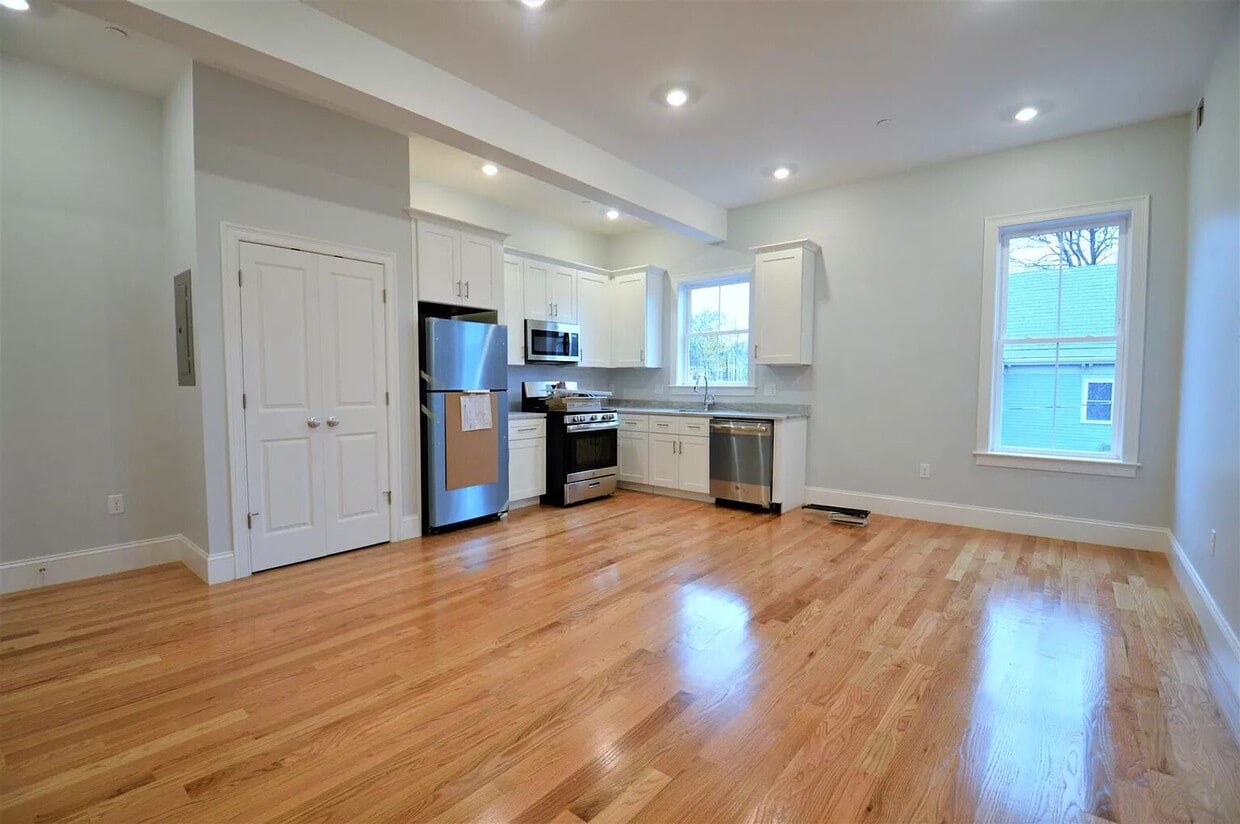 NO BROKER FEE!! CENTRAL AIR! RECENT RENOVATION IN BRIGHTON CENTER! - NO BROKER FEE!! CENTRAL AIR! RECENT RENOVATION IN BRIGHTON CENTER!