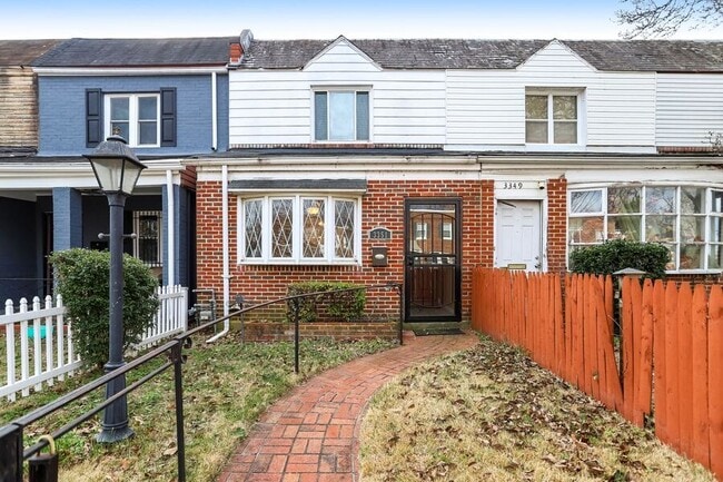 Foto del edificio - 3351 Clay St NE