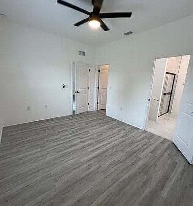 Building Photo - 4697 Golfview Blvd