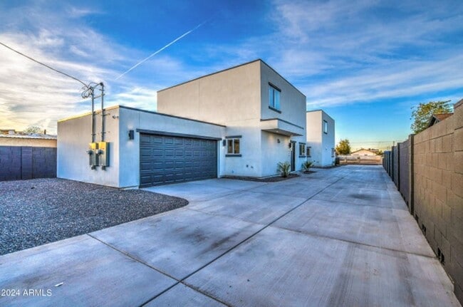Building Photo - Versatile home in the heart of Phoenix