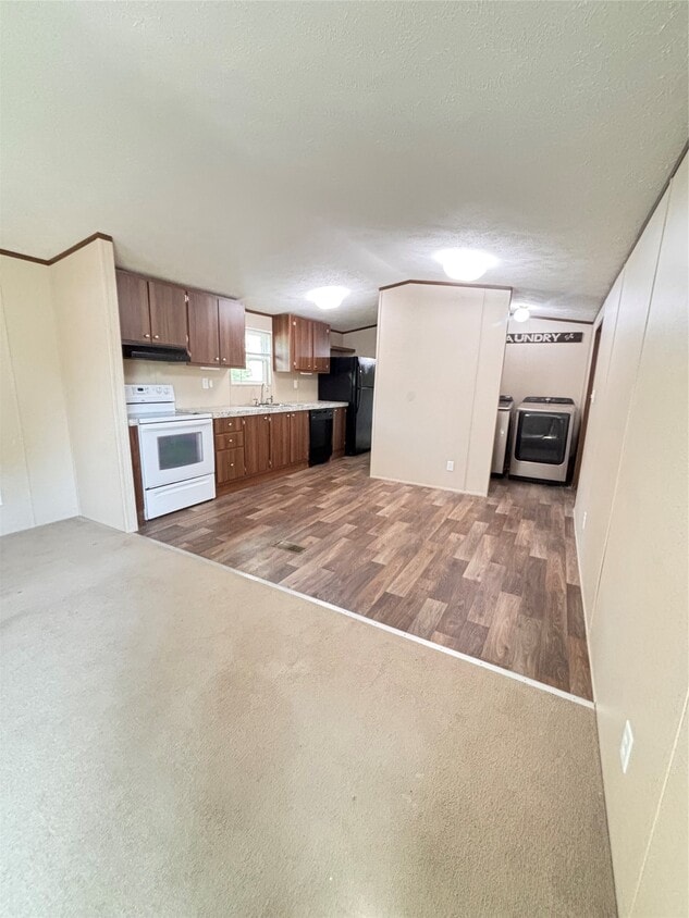 Building Photo - 10 S Walnut Lake Dr