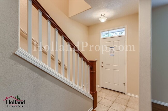 Building Photo - Lovely 3-Level Townhouse in great Hillsboro location!