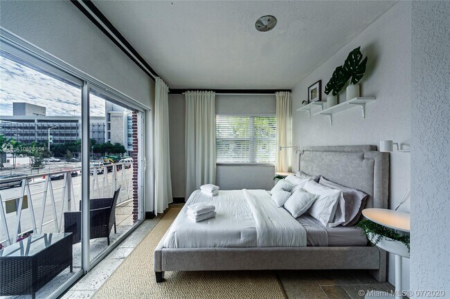 Building Photo - 1800  Meridian Ave 6 Miami Beach Fl 33139