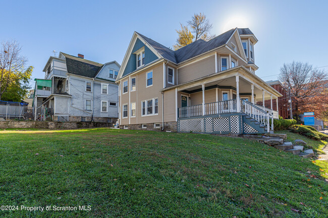 Building Photo - 802-802 Quincy Ave