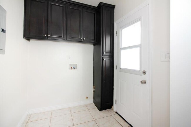 Building Photo - 3431 W 63rd St
