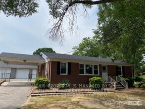Building Photo - 508 Villa St