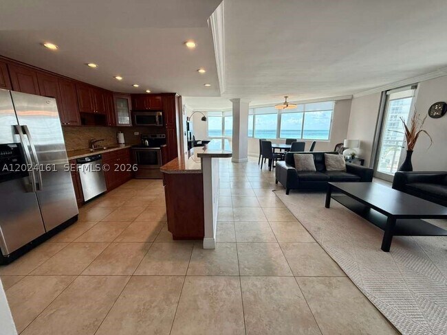 Foto del edificio - 7135 Collins Ave