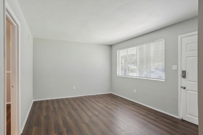 Building Photo - Large 3BR/1BA Eastside Savannah Home For Rent