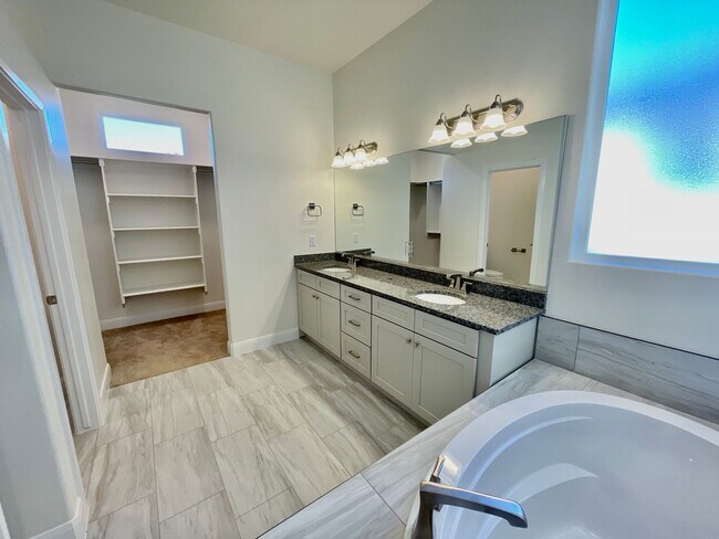 Foto del edificio - Four-Bedroom Home in Washington Fields