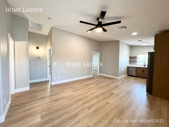 Foto del edificio - 1124 E Polk St