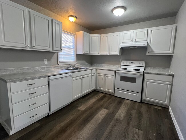 Foto del edificio - 1403 NW Lindy- COMING SOON!