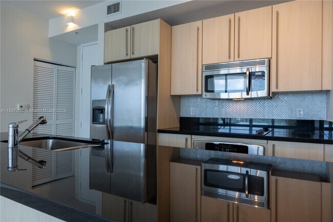 Foto del edificio - 79 SW 12th St
