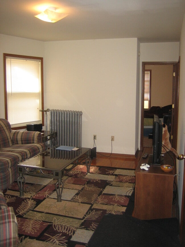 Building Photo - 871 Hague Ave