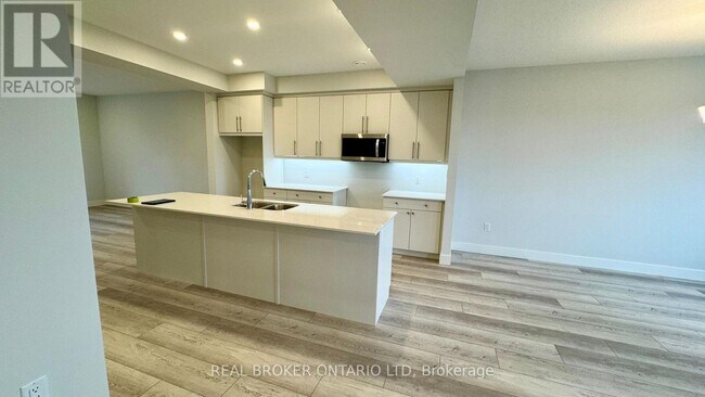 Building Photo - 925 Deveron Crescent