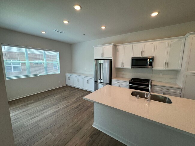 Building Photo - Luxurious 3 Bedroom 2 Bathroom Townhome in...