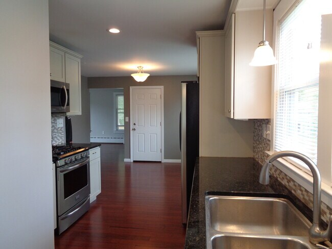 Foto del edificio - 15 Bradley Ave