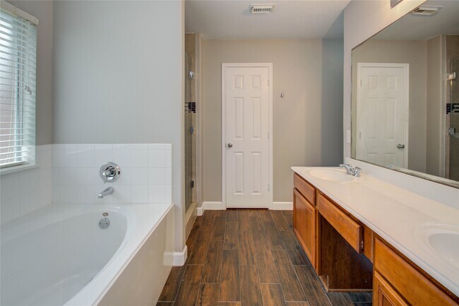 Foto del edificio - 15123 Green Whisper Dr