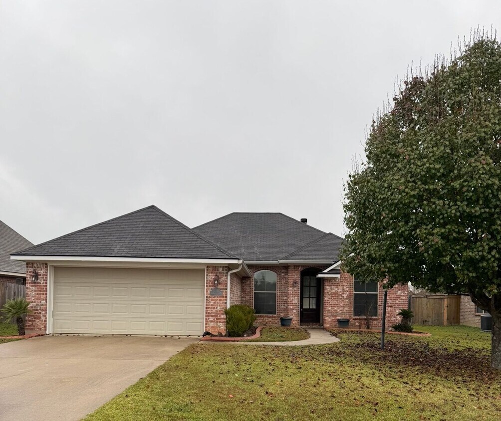 Foto principal - Haughton! Charming 3-Bedroom Brick Home with Spacious Yard