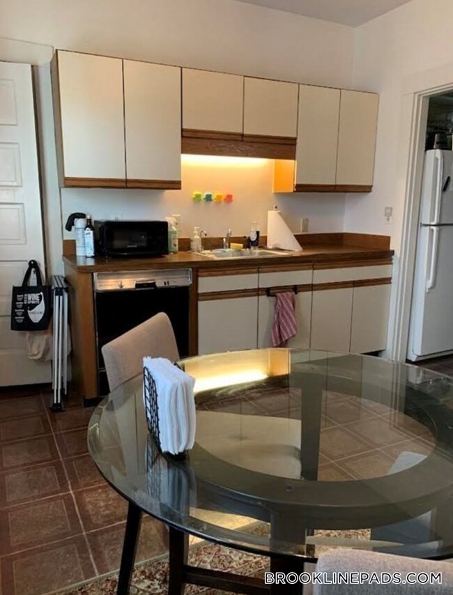 Foto del edificio - 96 Winthrop Rd