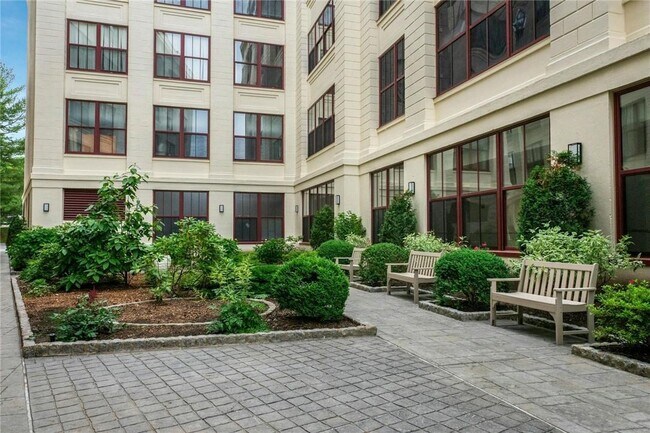 Foto del edificio - 1 Scarsdale Rd