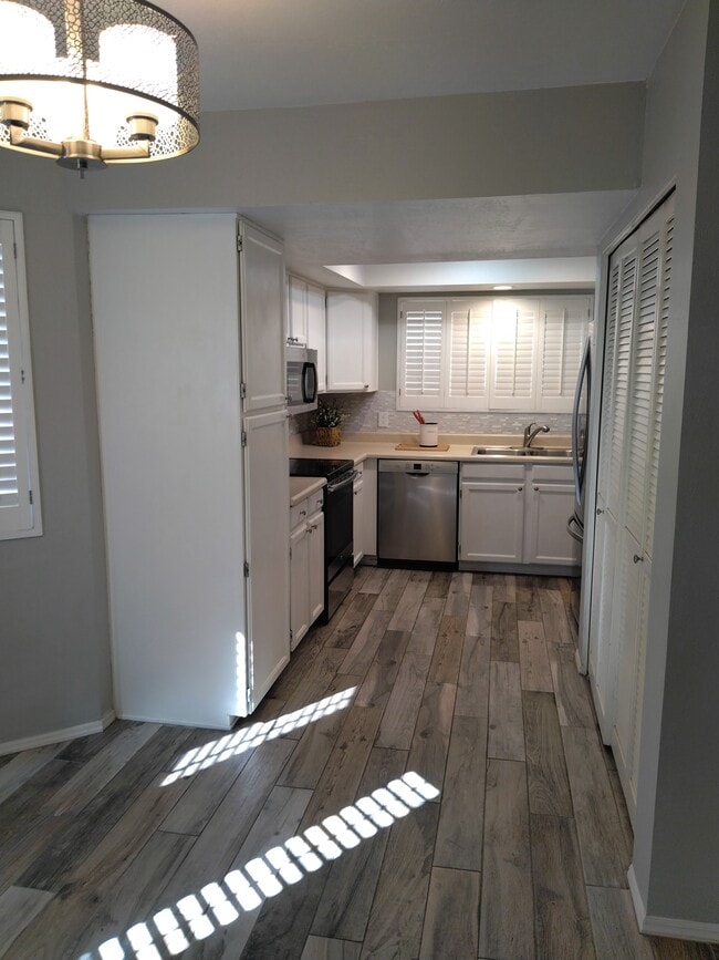 Building Photo - 2225 E Forge Ave