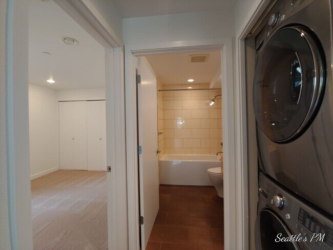 Foto del edificio - Spectacular 2 bedroom 2 bath in Lower Quee...