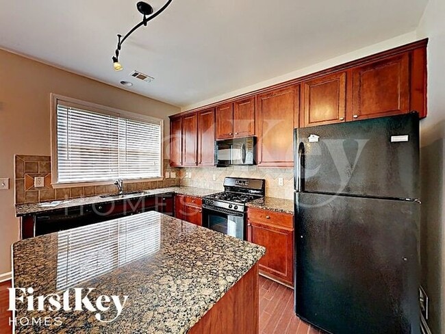 Building Photo - 2460 Vistoria Dr