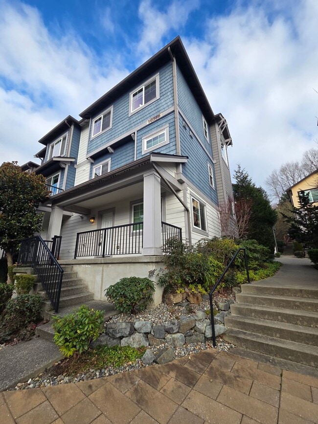 4 Bed 2.5 Bath Redmond Townhome - 4 Bed  2.5 Bath Redmond Townhome