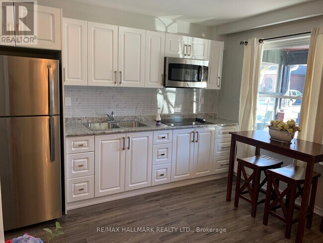 Photo du bâtiment - 70 Rockwell Ave