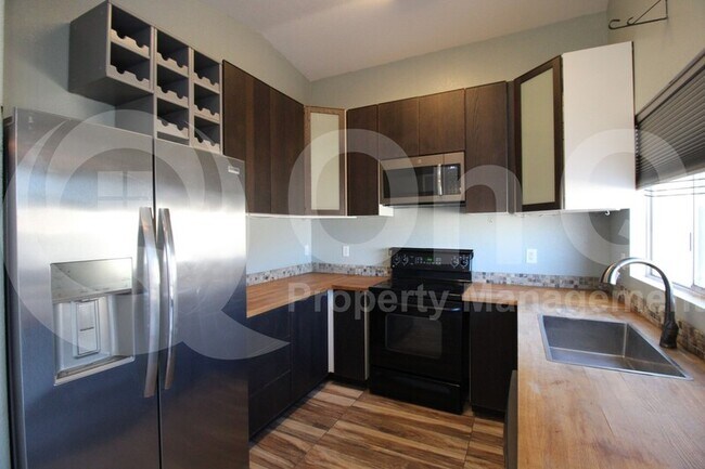 Building Photo - 726 W Bowker St