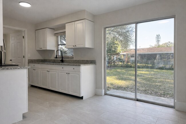 Foto del edificio - Beautifully Fully Remodeled 3-Bedroom Home with Carport, Indoor Laundry & Huge Fenced Yard!