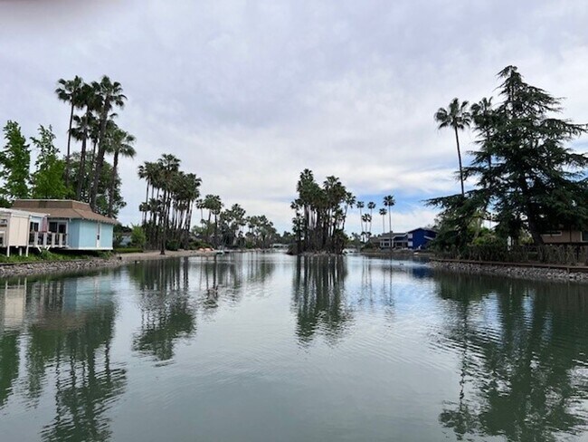 Foto del edificio - Lakeside living on Greenhaven, Sparkling Pool and covered parking